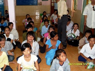 VinhLong students receiving gifts